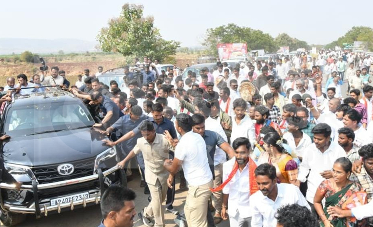 Huge Crowed At YS Jagan Nandipalli Tour Photos16