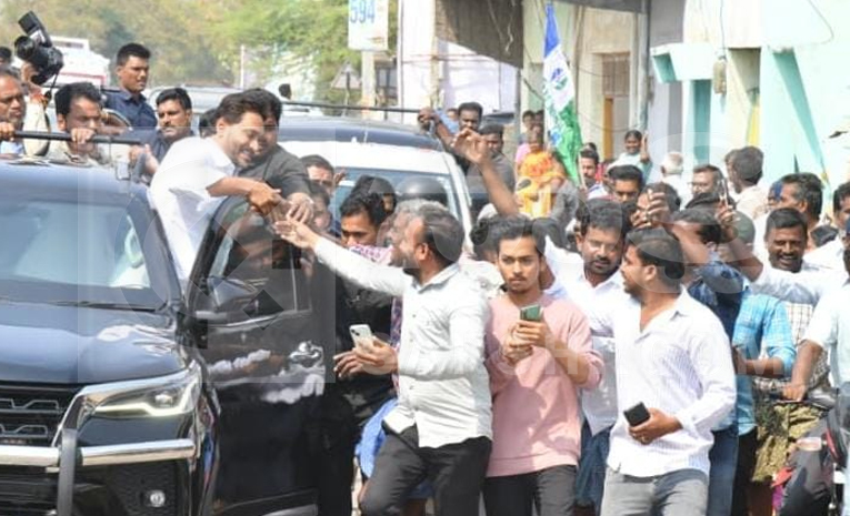 Huge Crowed At YS Jagan Nandipalli Tour Photos17