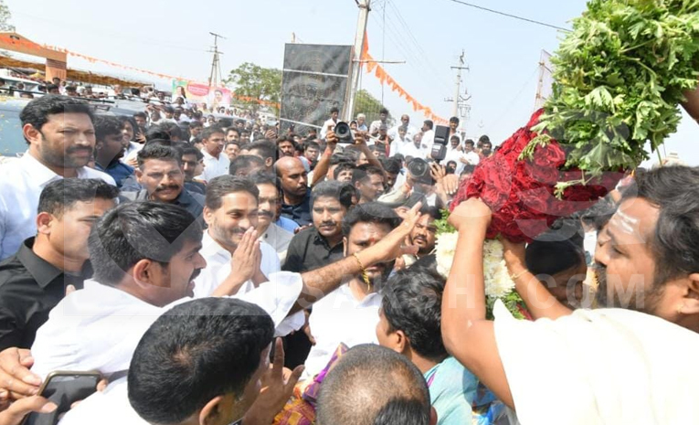 Huge Crowed At YS Jagan Nandipalli Tour Photos18