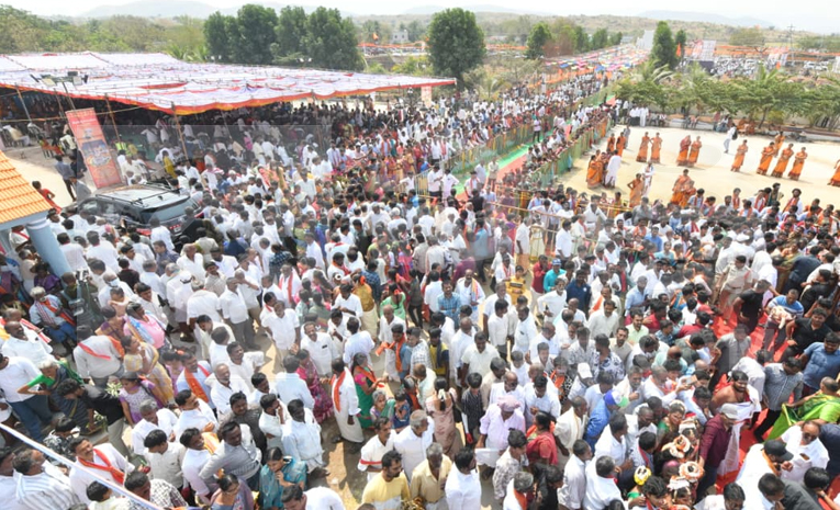 Huge Crowed At YS Jagan Nandipalli Tour Photos19