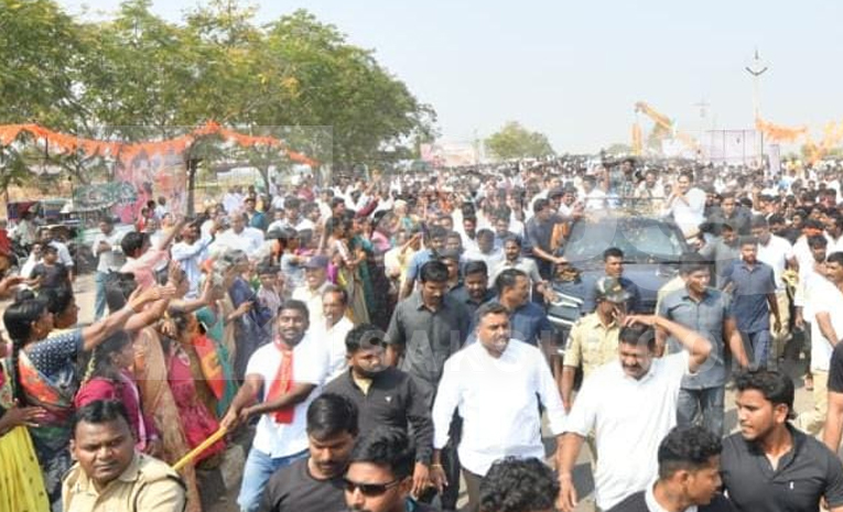 Huge Crowed At YS Jagan Nandipalli Tour Photos20