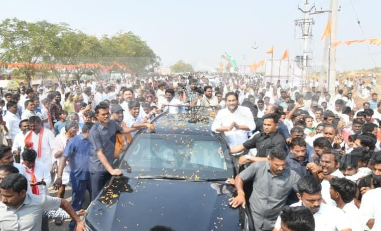 Huge Crowed At YS Jagan Nandipalli Tour Photos4
