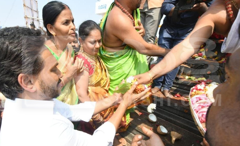 Huge Crowed At YS Jagan Nandipalli Tour Photos6