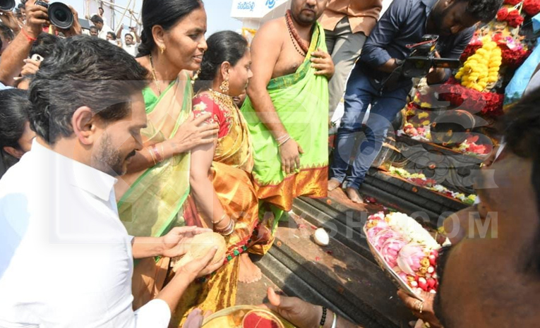 Huge Crowed At YS Jagan Nandipalli Tour Photos9