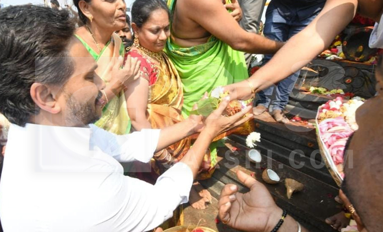 Huge Crowed At YS Jagan Nandipalli Tour Photos10