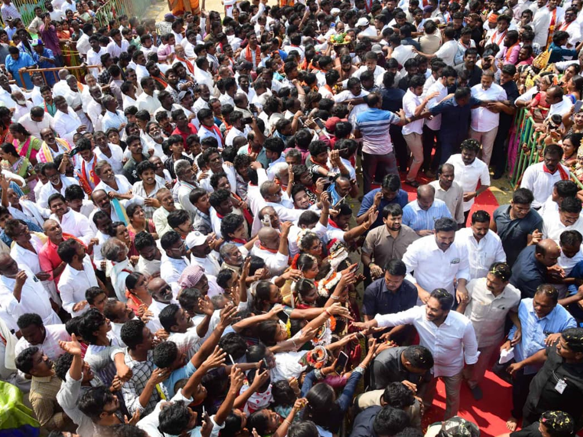 Huge Crowed At YS Jagan Nandipalli Tour Photos22