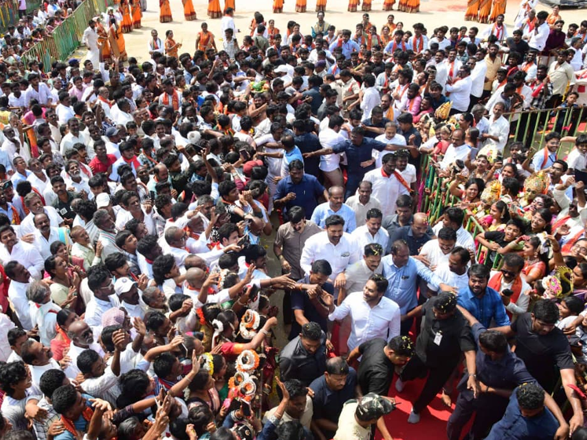 Huge Crowed At YS Jagan Nandipalli Tour Photos31