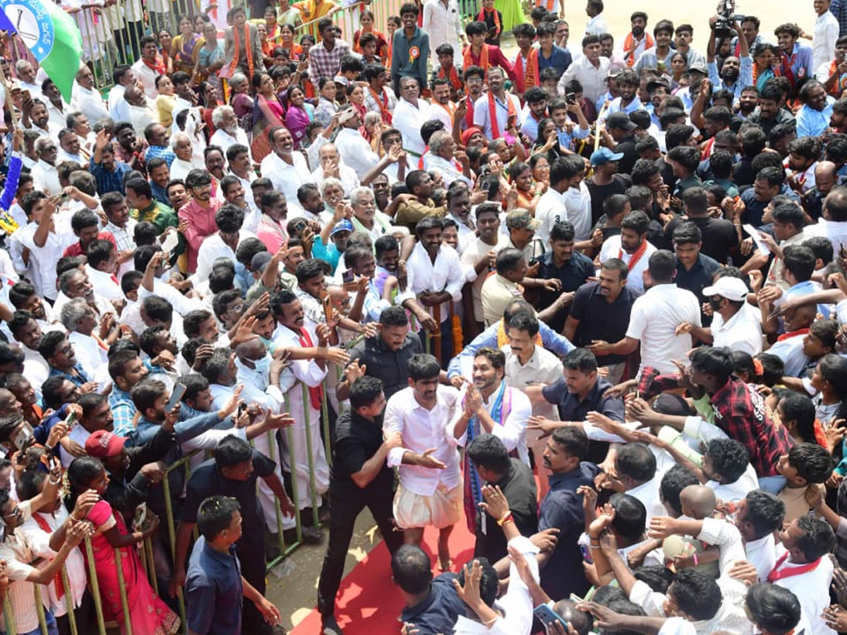 Huge Crowed At YS Jagan Nandipalli Tour Photos32