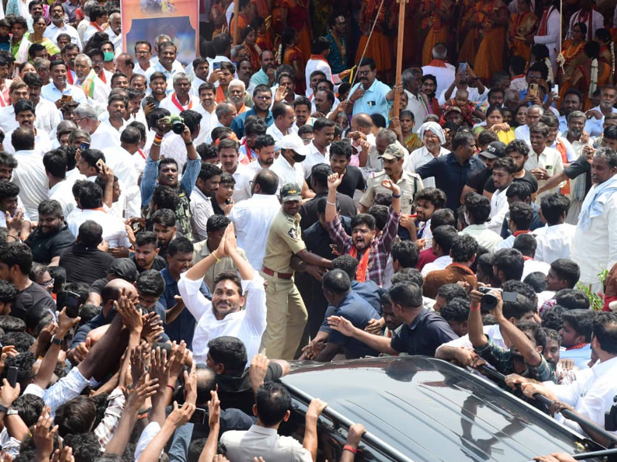Huge Crowed At YS Jagan Nandipalli Tour Photos33