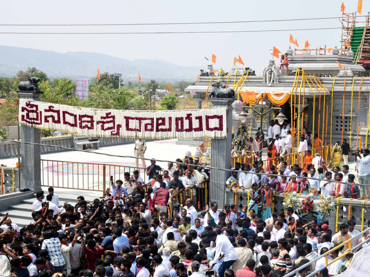 Huge Crowed At YS Jagan Nandipalli Tour Photos34
