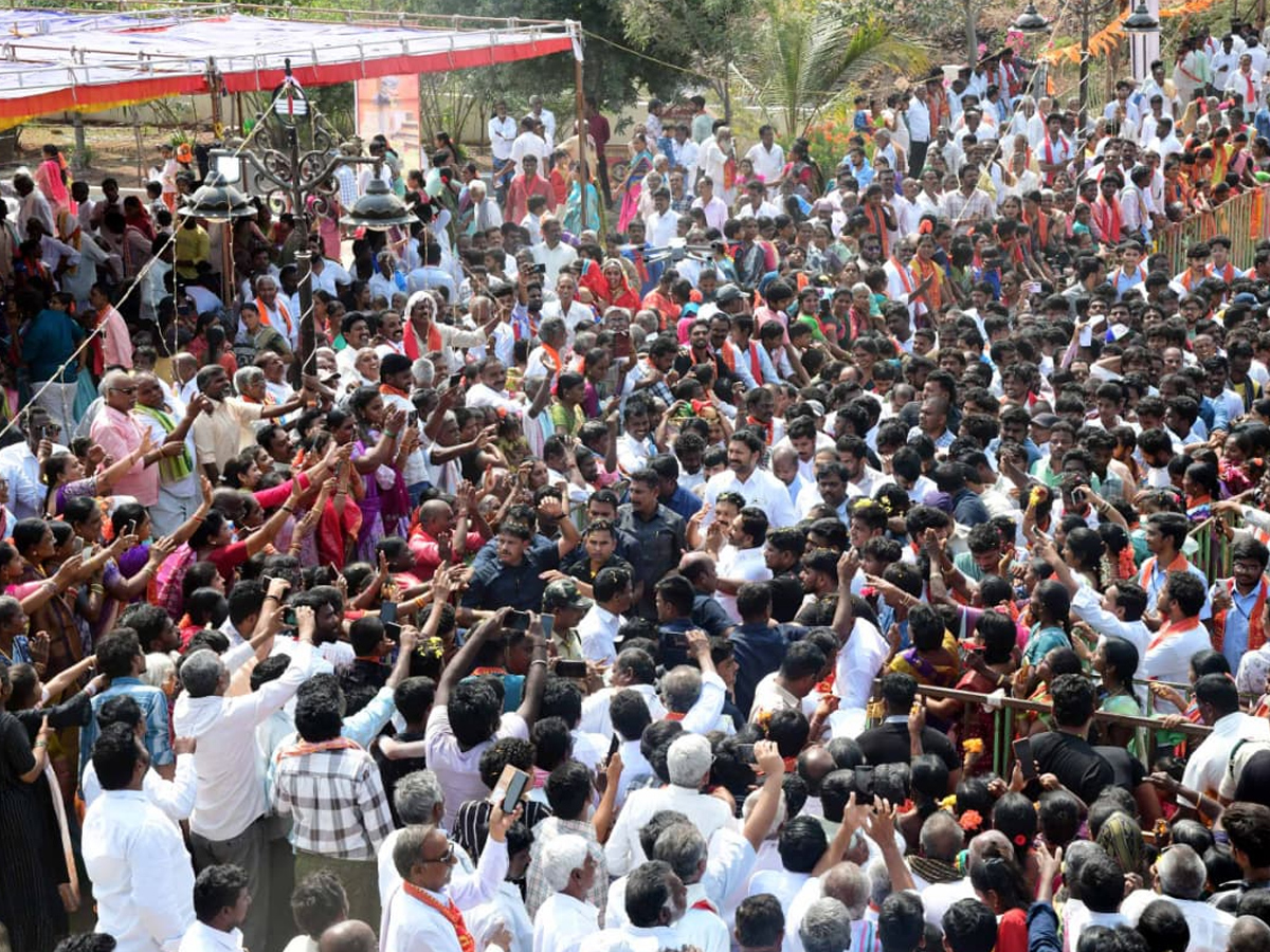 Huge Crowed At YS Jagan Nandipalli Tour Photos35