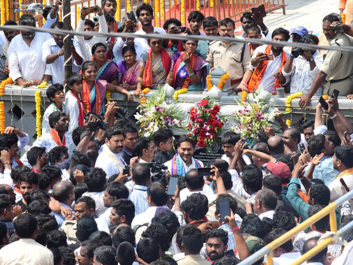 Huge Crowed At YS Jagan Nandipalli Tour Photos23