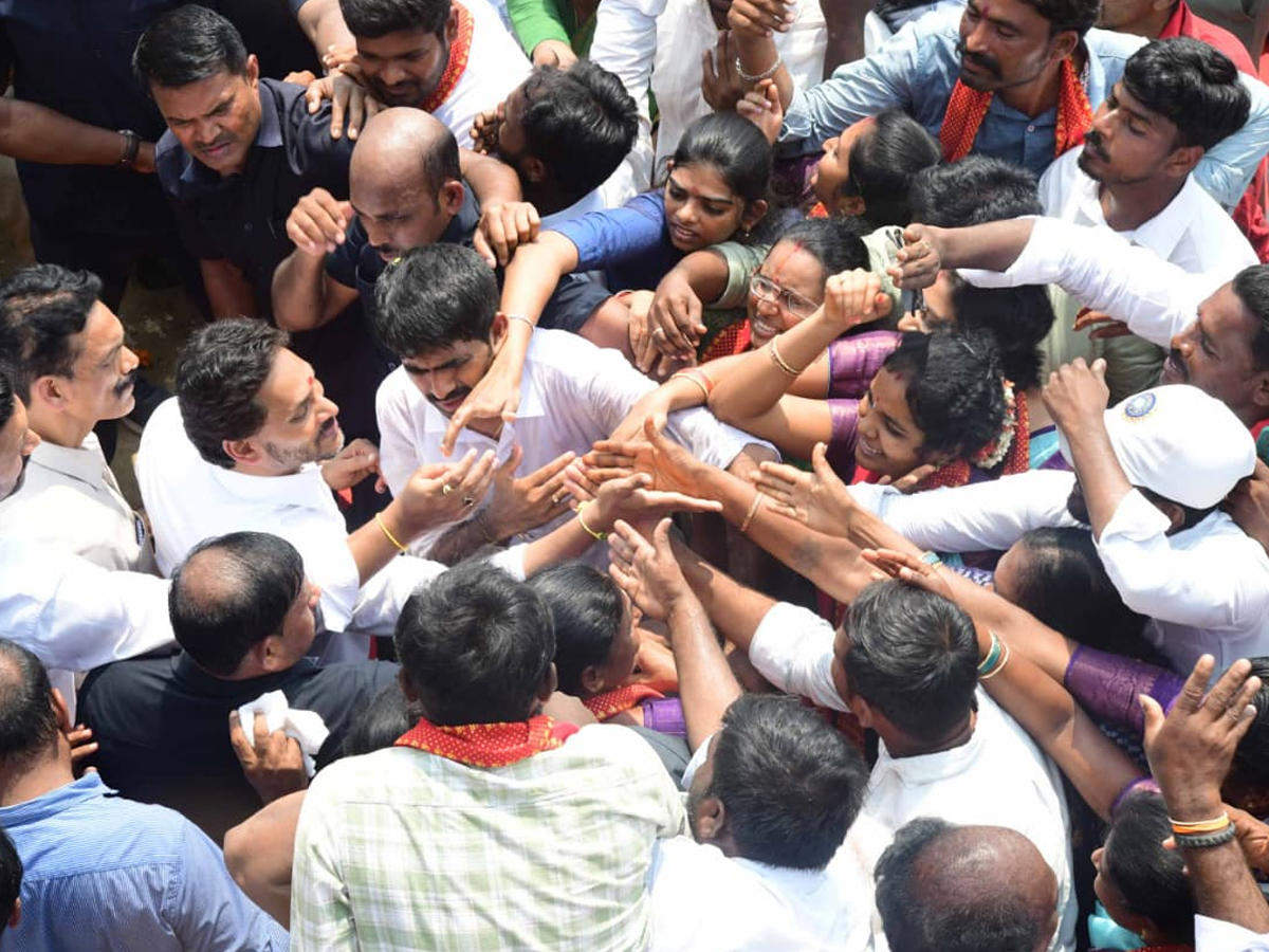 Huge Crowed At YS Jagan Nandipalli Tour Photos28