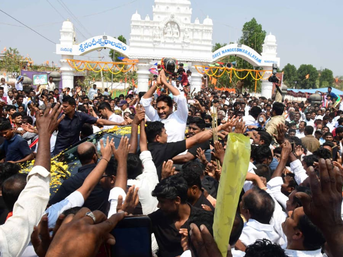 Huge Crowed At YS Jagan Nandipalli Tour Photos30