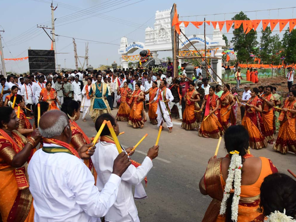 Huge Crowed At YS Jagan Nandipalli Tour Photos38