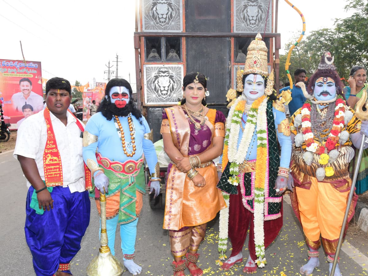 Huge Crowed At YS Jagan Nandipalli Tour Photos39