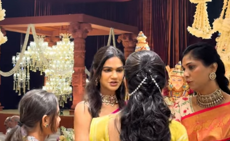 Allu Sneha Reddy At Minister komatireddy Venkatreddy Brothers Daughters Marriage photos2