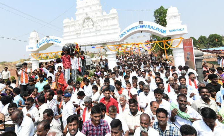 YS Jagan Performs Special Pooja At Nandishwara Temple Photos13