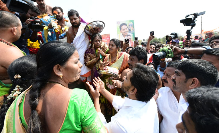 YS Jagan Performs Special Pooja At Nandishwara Temple Photos12