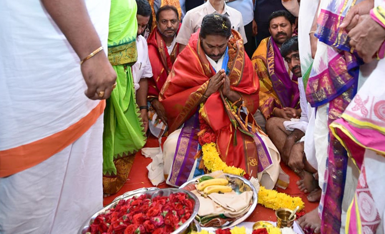 YS Jagan Performs Special Pooja At Nandishwara Temple Photos2
