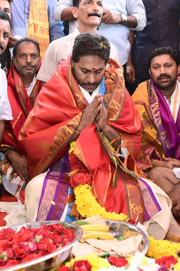 YS Jagan Performs Special Pooja At Nandishwara Temple Photos3