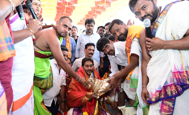 YS Jagan Performs Special Pooja At Nandishwara Temple Photos4