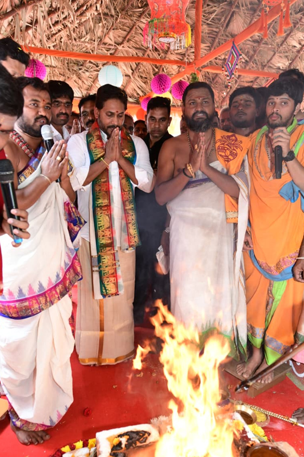 YS Jagan Performs Special Pooja At Nandishwara Temple Photos5