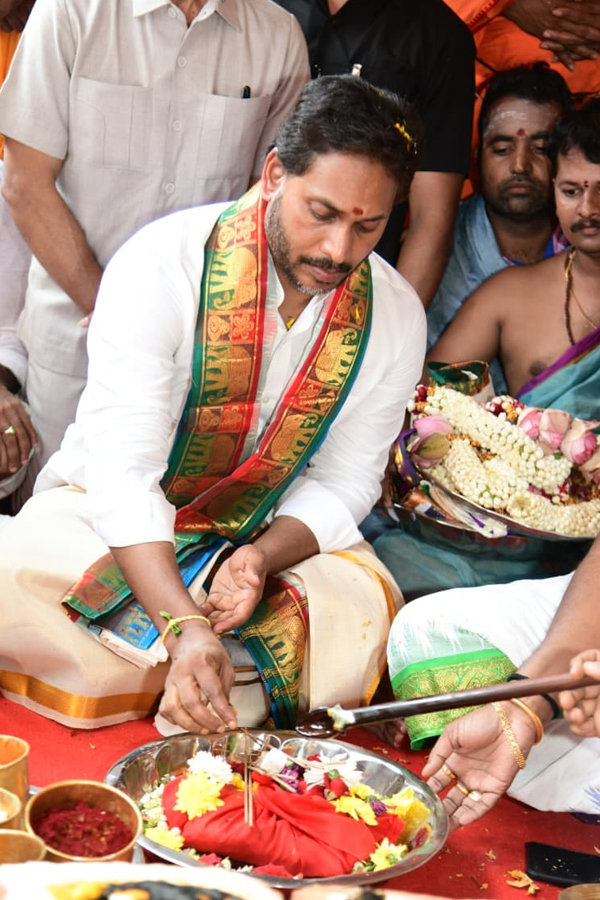 YS Jagan Performs Special Pooja At Nandishwara Temple Photos6
