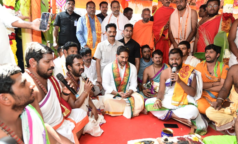 YS Jagan Performs Special Pooja At Nandishwara Temple Photos7