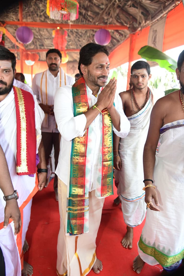 YS Jagan Performs Special Pooja At Nandishwara Temple Photos8