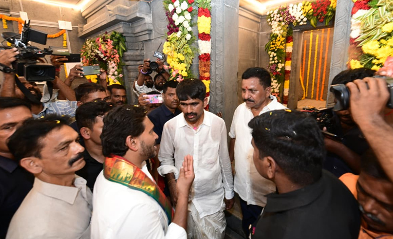 YS Jagan Performs Special Pooja At Nandishwara Temple Photos9