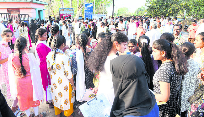 ఇంటర్‌ పరీక్షలు షురూ1