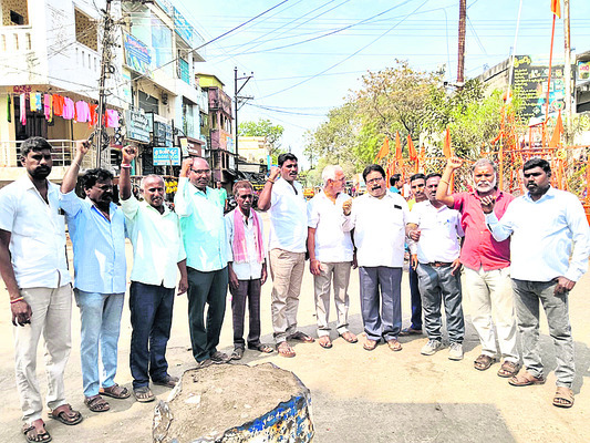 బాధిత కుటుంబానికి          న్యాయం చేయాలి3