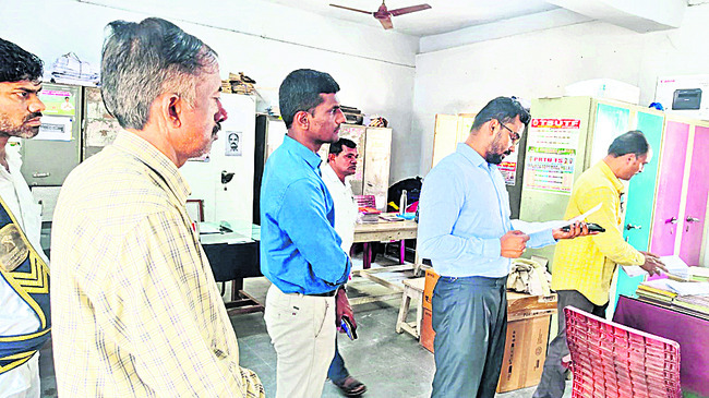 అడిషనల్‌ కలెక్టర్‌ తనిఖీ1