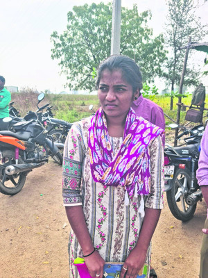 15 నిమిషాలు ఆలస్యంగా వచ్చిన విద్యార్థిని1