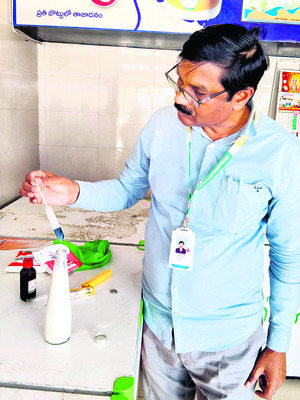 పాల విక్రయ కేంద్రాల్లో తనిఖీలు  2