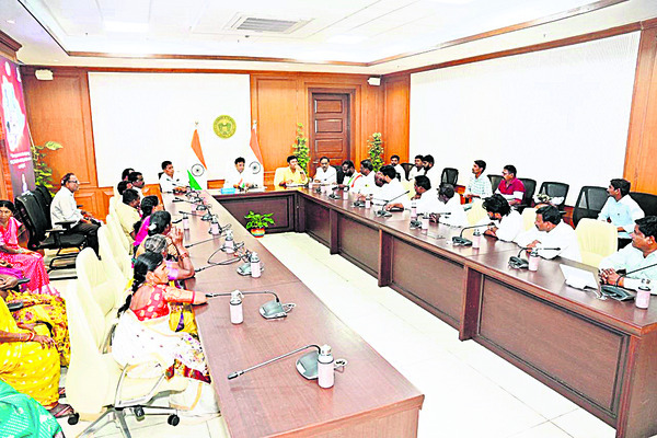 డేంజర్‌ జోన్‌  నిర్వాసితులతో సమావేశం1