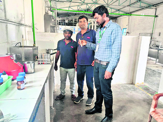 డెయిరీలపై అధికారుల దాడులు1