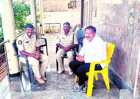 అరెస్టుల మధ్య ప్రమాణ స్వీకారం1