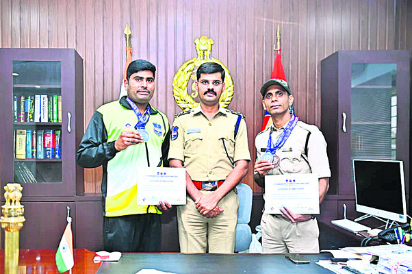 క్రీడాకారులను  అభినందించిన ఎస్పీ
2