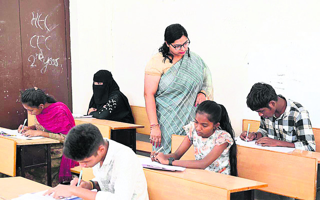 ఇంటర్‌ పరీక్షలు ప్రారంభం
1