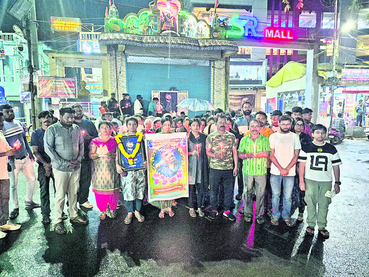 విద్యుదాఘాతంతో   మూడు ఆవులు మృతి 1