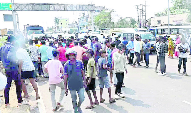 హోర్డింగ్‌ కూలిన ఘటనలో మృతులకు పరిహారం ప్రకటన 1