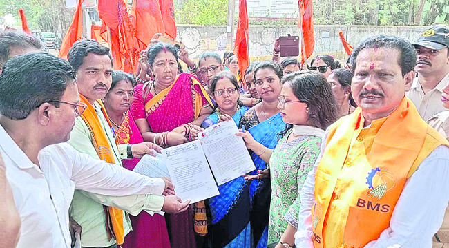 సమస్యలు పరిష్కరించాలని ఆందోళన 1