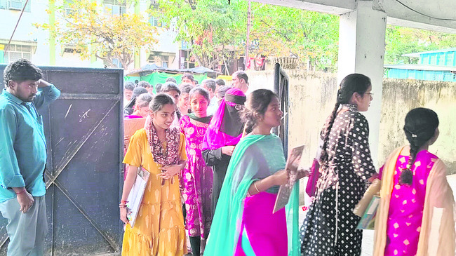 ఆర్భాటాలతో అప్పుల పాలు కావద్దు : మంత్రి 1