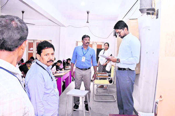 ఆర్భాటాలతో అప్పుల పాలు కావద్దు : మంత్రి 2