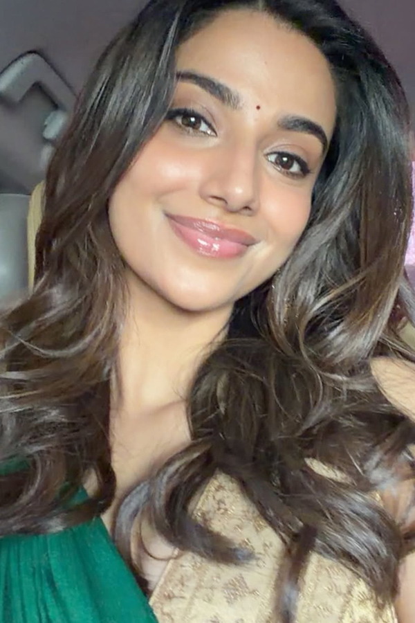 Actress Meenakshi Chaudhary Funniest Moments Photos2