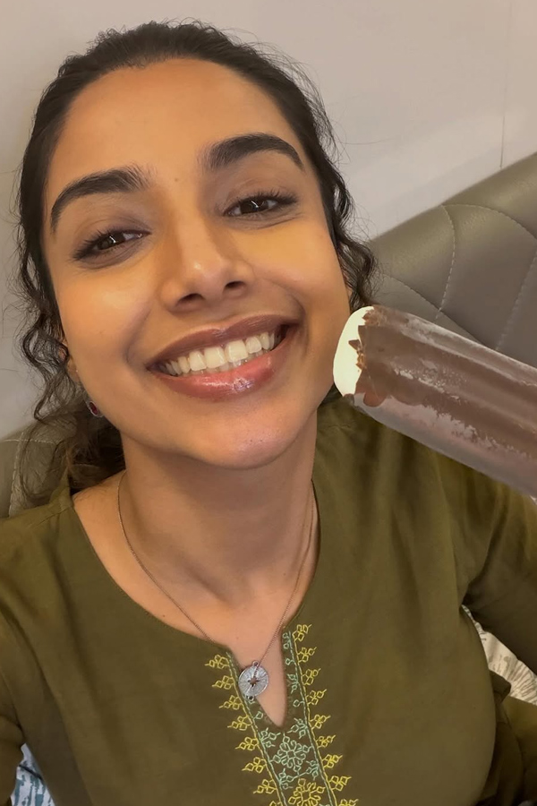 Actress Meenakshi Chaudhary Funniest Moments Photos13