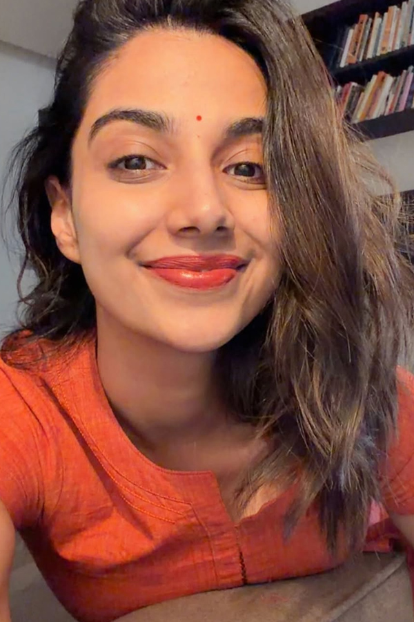 Actress Meenakshi Chaudhary Funniest Moments Photos14