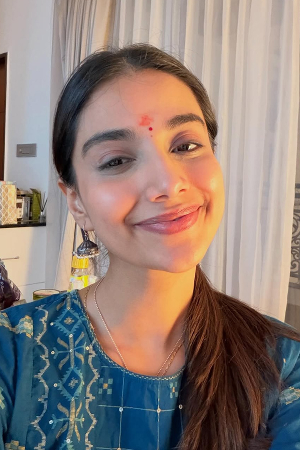 Actress Meenakshi Chaudhary Funniest Moments Photos15